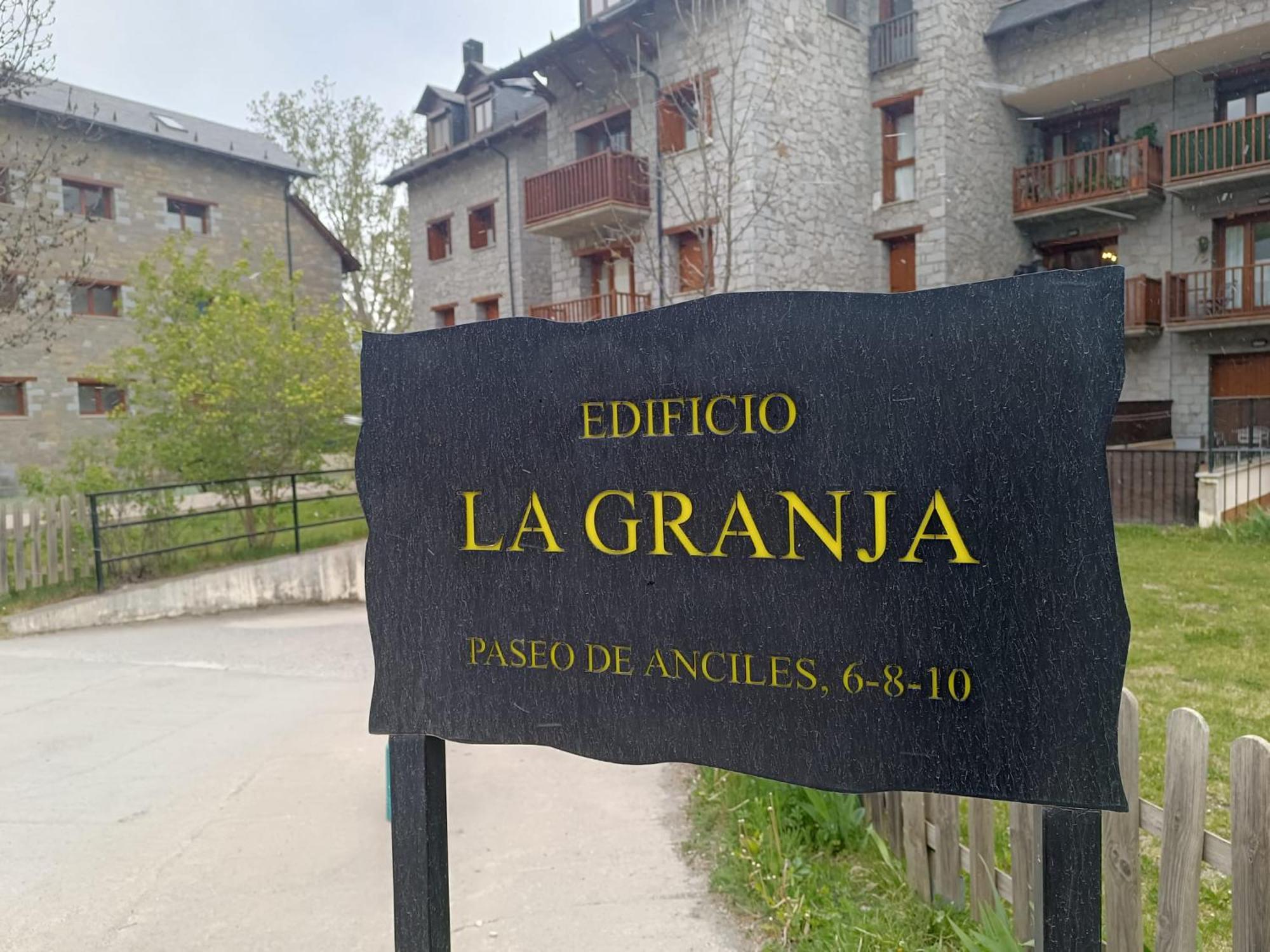 Inmocyma Montanas Magicas-Benasque Lägenhet Exteriör bild